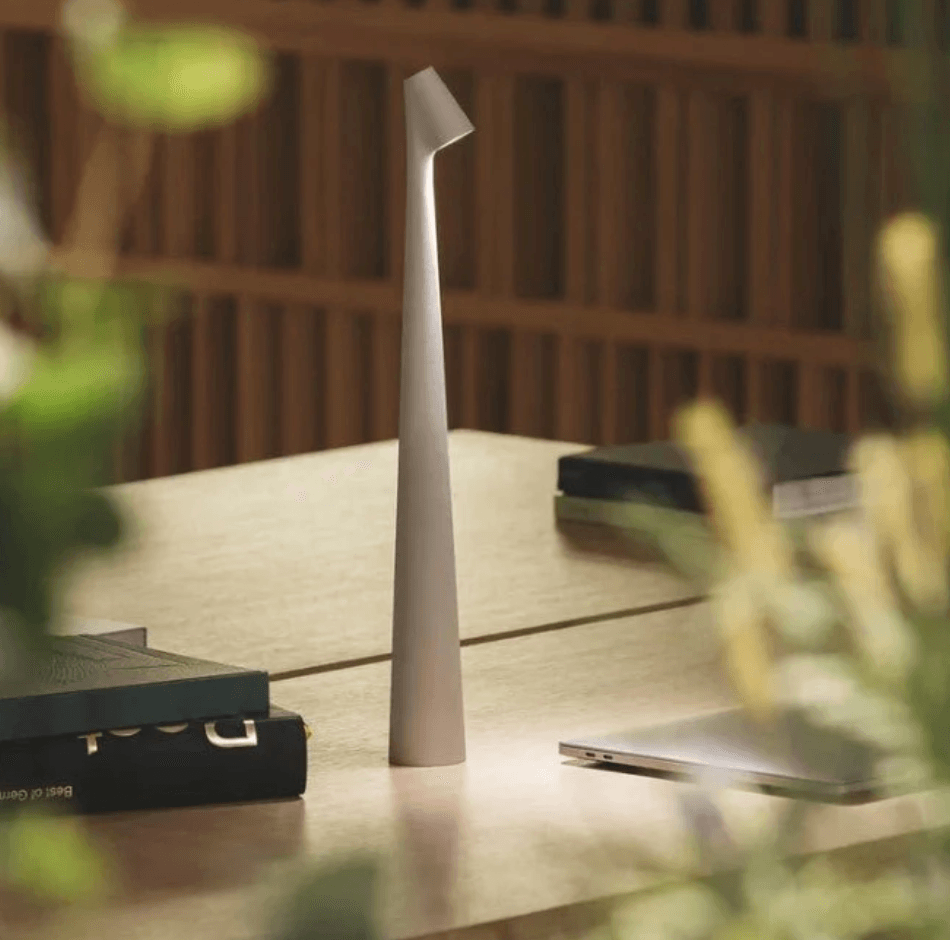 Moderne Tischlampe mit Touchsteuerung und dimmbarer Helligkeit