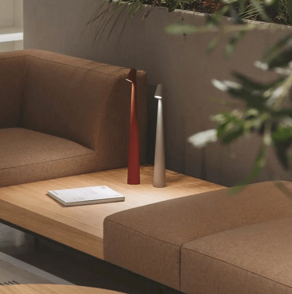 Moderne Tischlampe mit Touchsteuerung und dimmbarer Helligkeit