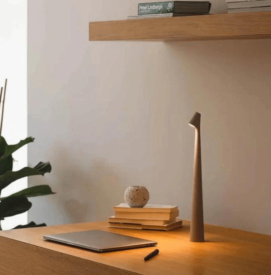 Moderne Tischlampe mit Touchsteuerung und dimmbarer Helligkeit