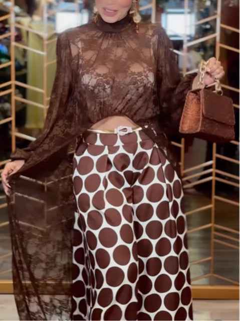 Elegantes braunes Spitzen-Top im Robe-Stil mit gepunkteter Hose – Koordiniertes Set