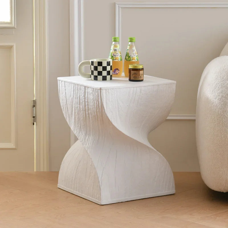 Elarithia - Skandinavischer Beistelltisch mit warmem Holzdesign für eine stilvolle Raumgestaltung