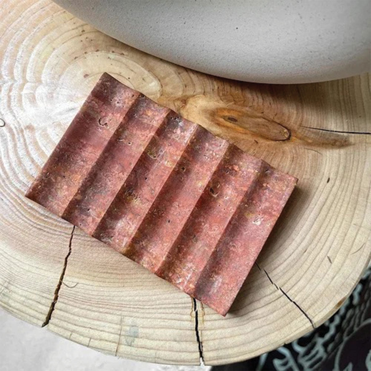 Eleganter Kanalisierter Felsenplatten | Raffiniertes Design aus Naturstein für eine distinguierte Innendekoration