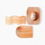 Eleganter gewölbter Holztisch - Chic und natürliches Wohnaccessoire