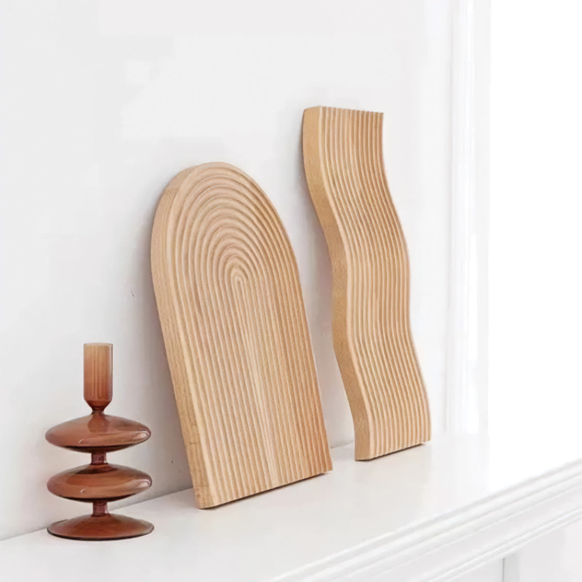 Eleganter gewölbter Holztisch – Chic und natürliches Wohnaccessoire