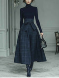 Marineblaues Rollkragen-Top aus Stretch und Rock mit Karomuster – Elegantes, modernes zweiteiliges Ensemble