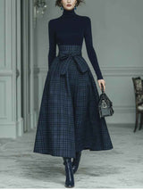 Marineblaues Rollkragen-Top aus Stretch und Rock mit Karomuster - Elegantes, modernes zweiteiliges Ensemble
