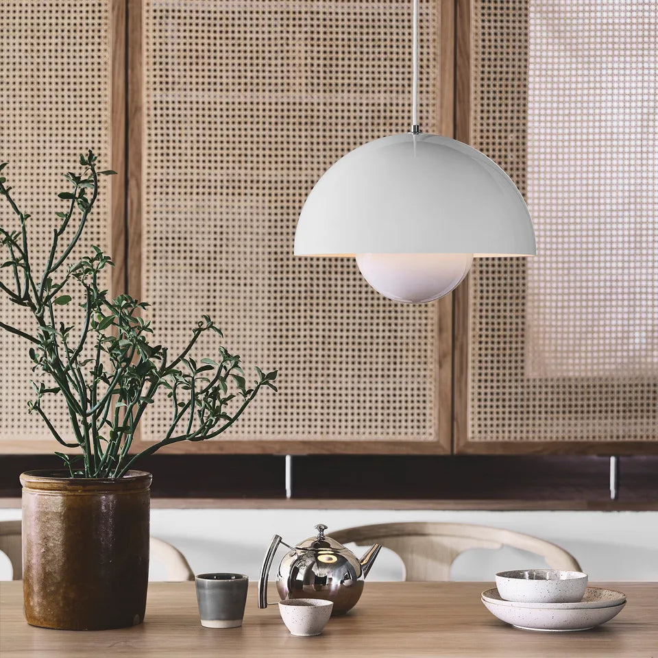 Elegante Deckenlampe - Natürliche Beleuchtung für einen raffinierten Innenraum