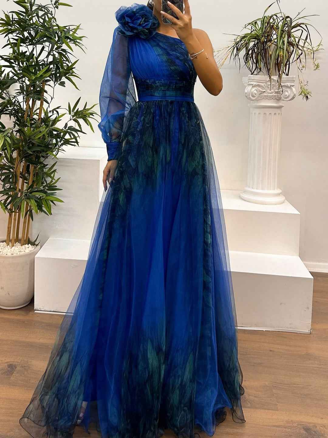 Maxi-Einkleid mit einseitigem Schulterdesign aus Strickware und abstraktem Farbabstufungsmuster