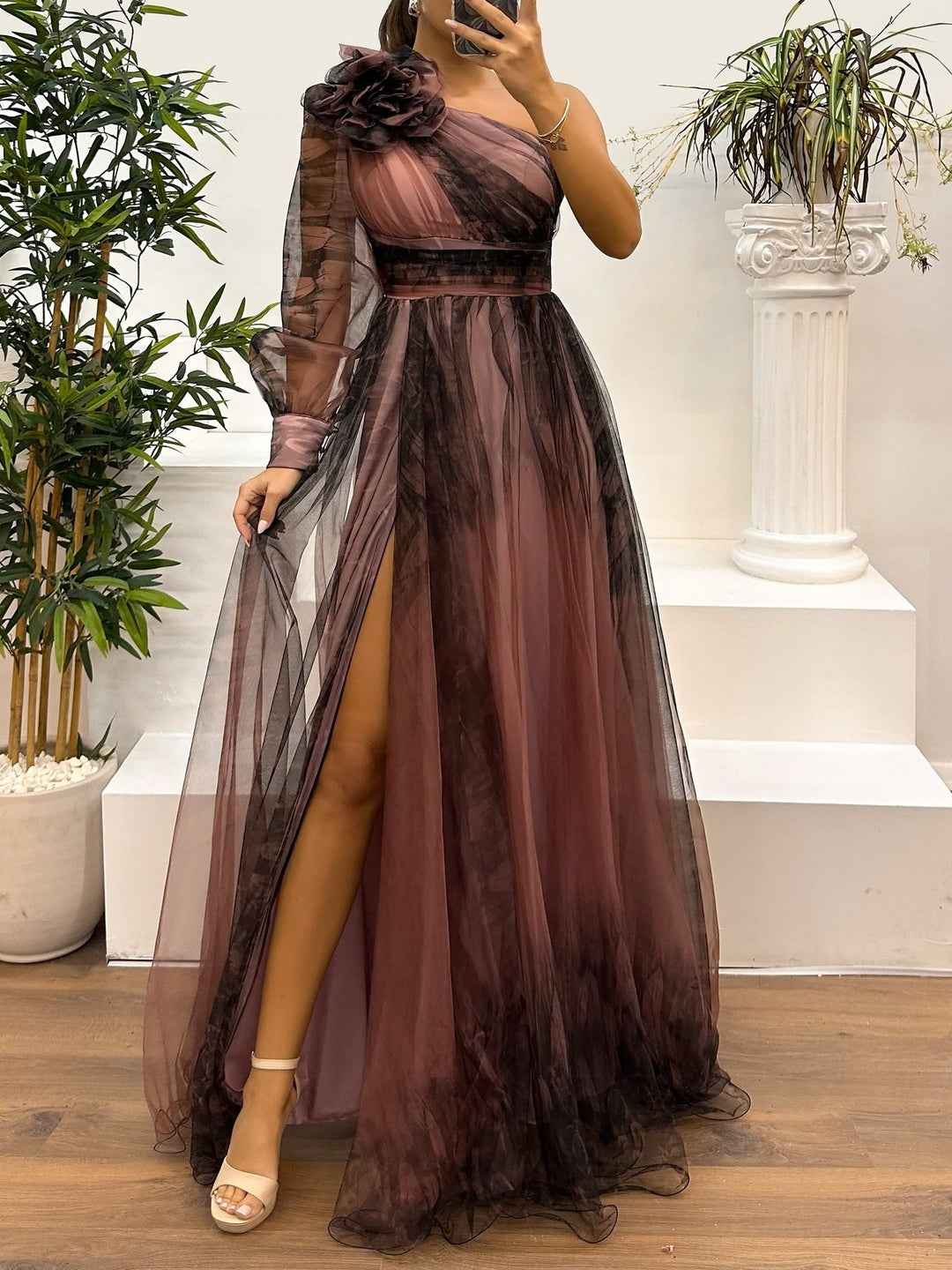 Maxi-Einkleid mit einseitigem Schulterdesign aus Strickware und abstraktem Farbabstufungsmuster