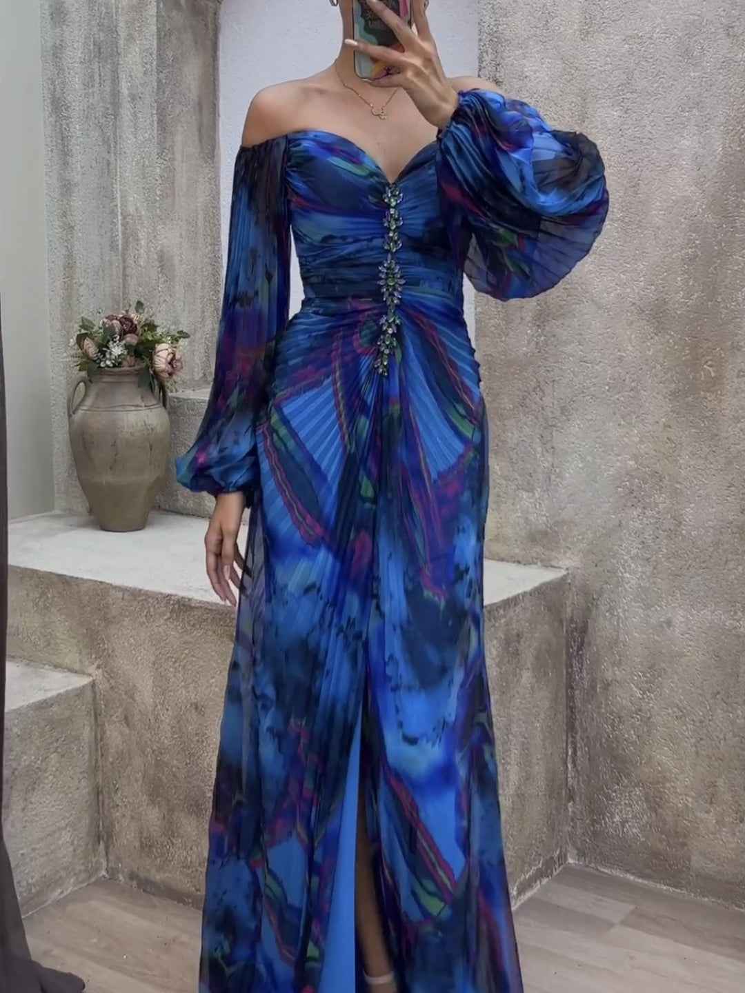 Elegantes Maxikleid ohne Schulter mit Diamantenbesatz und plissiertem, figurbetontem Schnitt