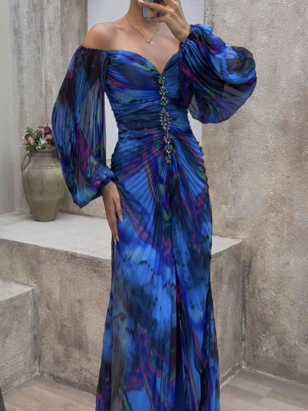 Elegantes Maxikleid ohne Schulter mit Diamantenbesatz und plissiertem, figurbetontem Schnitt