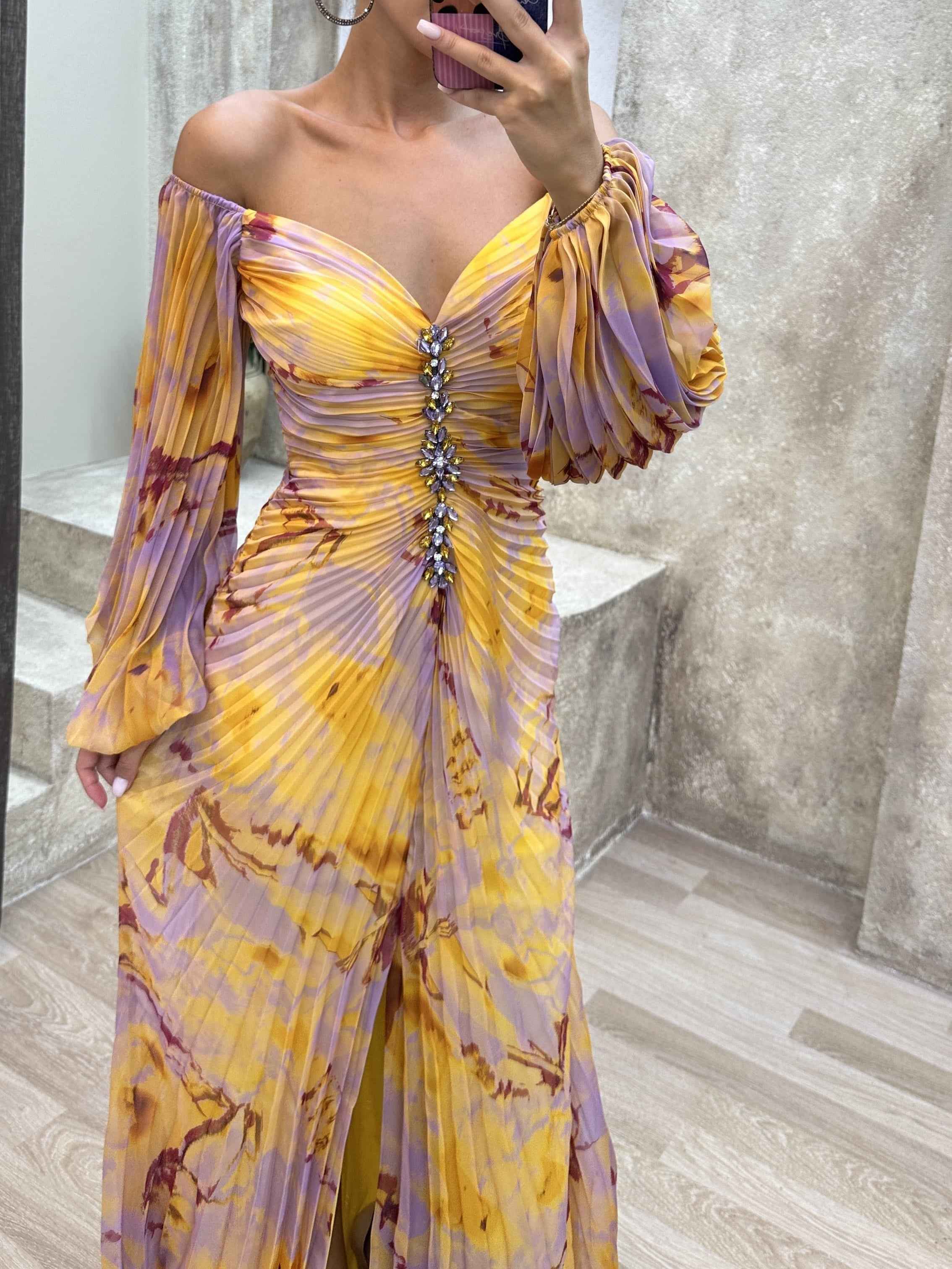 Elegantes Maxikleid ohne Schulter mit Diamantenbesatz und plissiertem, figurbetontem Schnitt