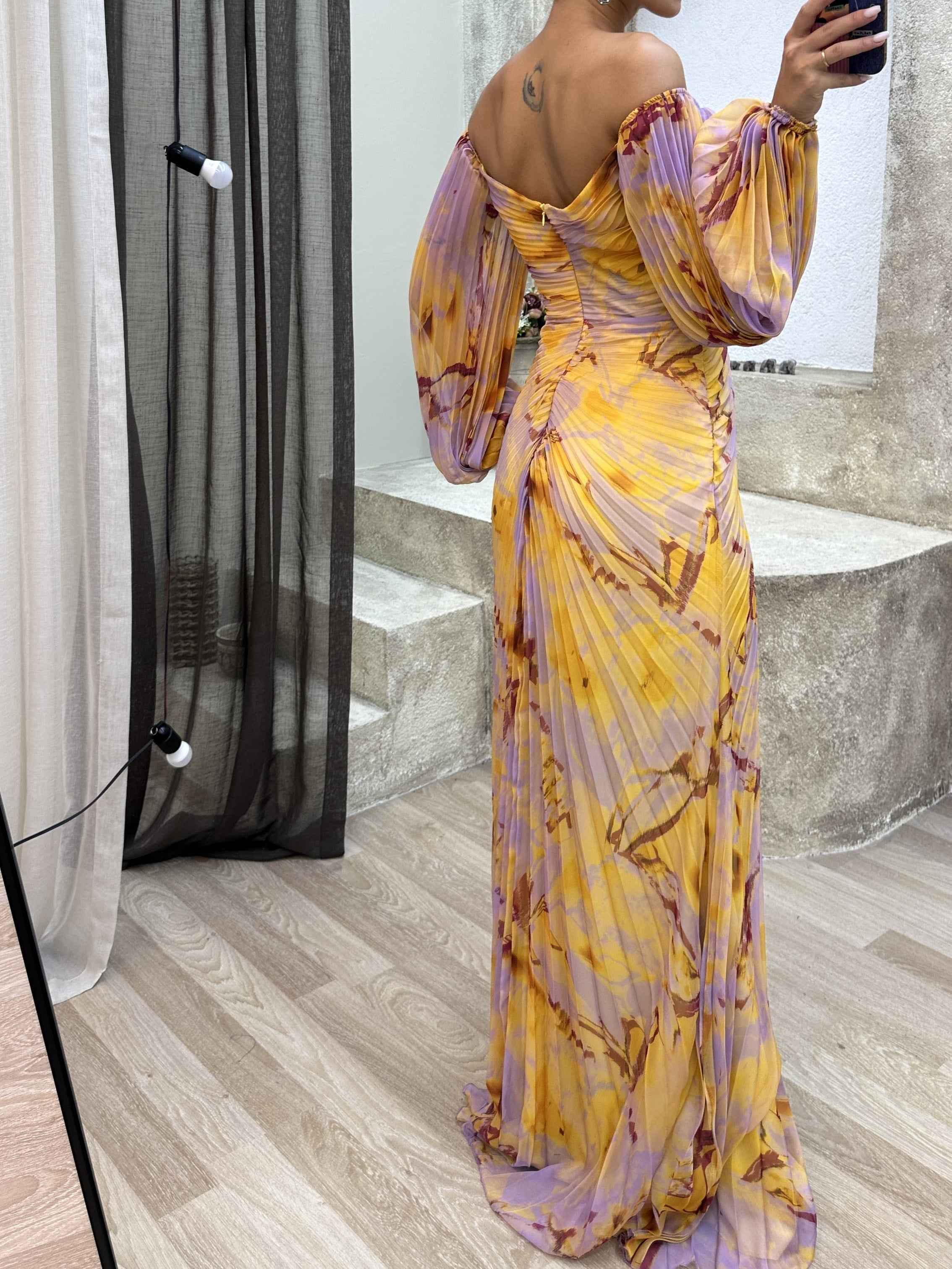 Elegantes Maxikleid ohne Schulter mit Diamantenbesatz und plissiertem, figurbetontem Schnitt