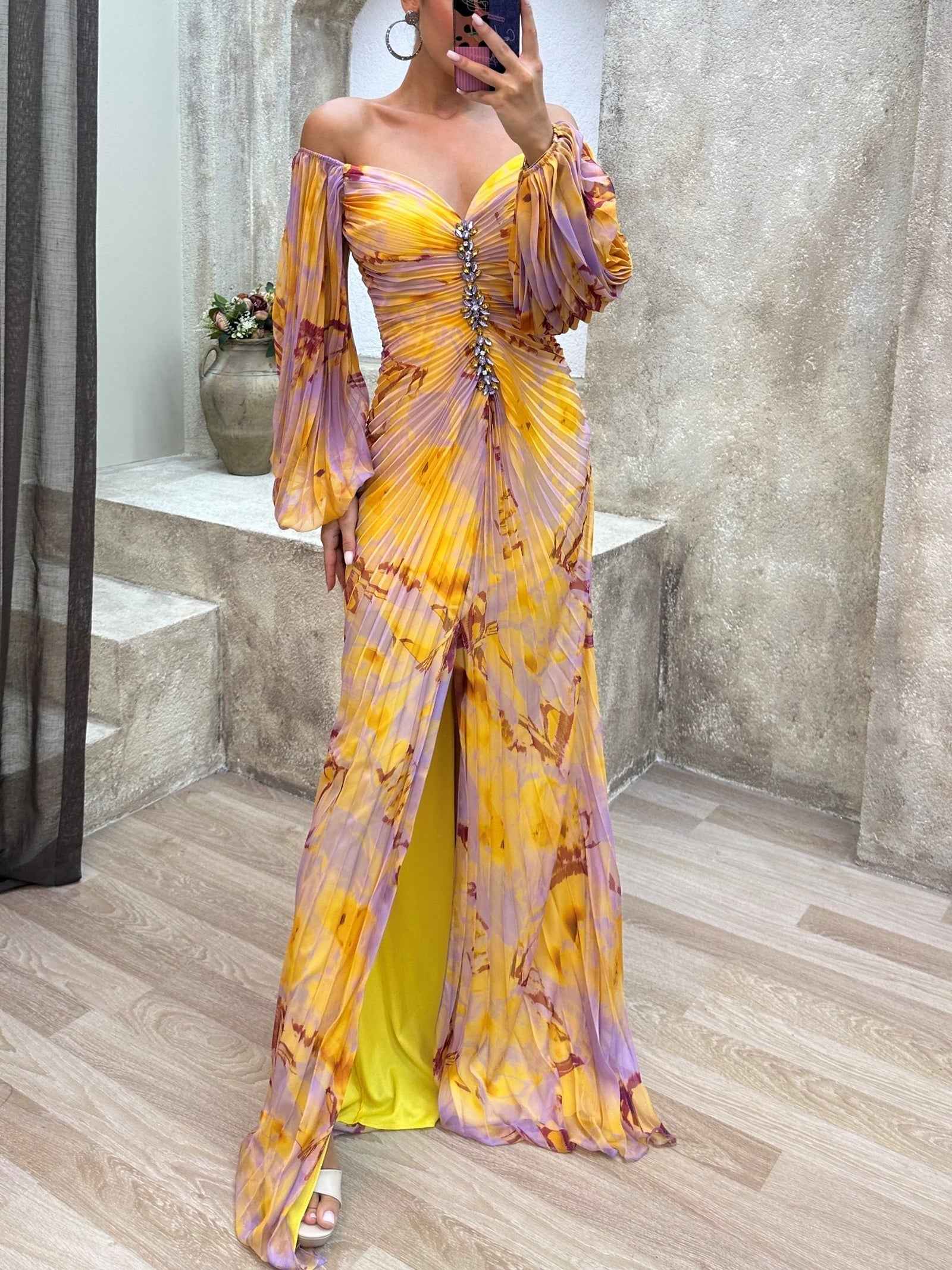 Elegantes Maxikleid ohne Schulter mit Diamantenbesatz und plissiertem, figurbetontem Schnitt