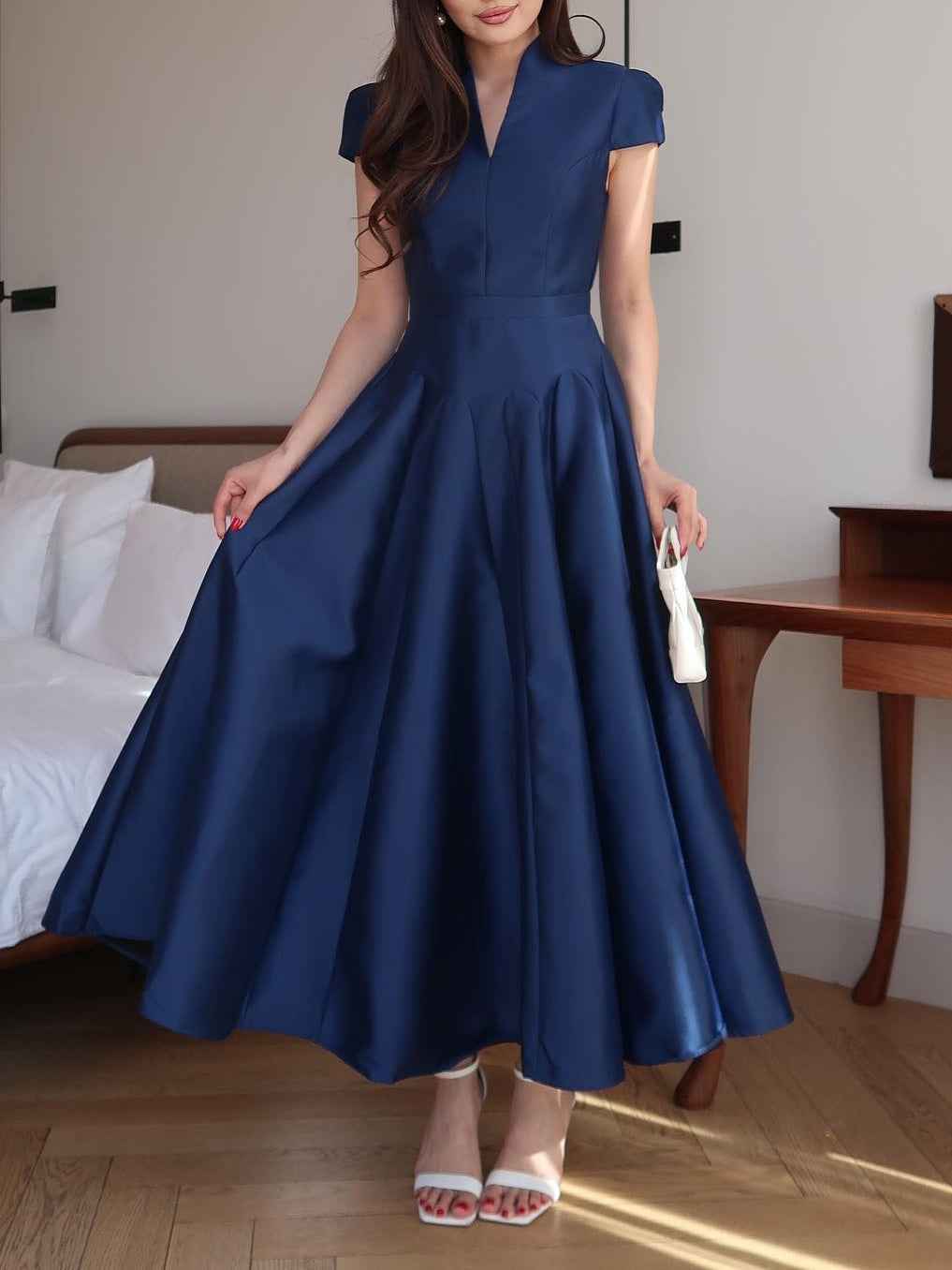 Anspruchsvolles navyblaues V-Ausschnitt Abendkleid