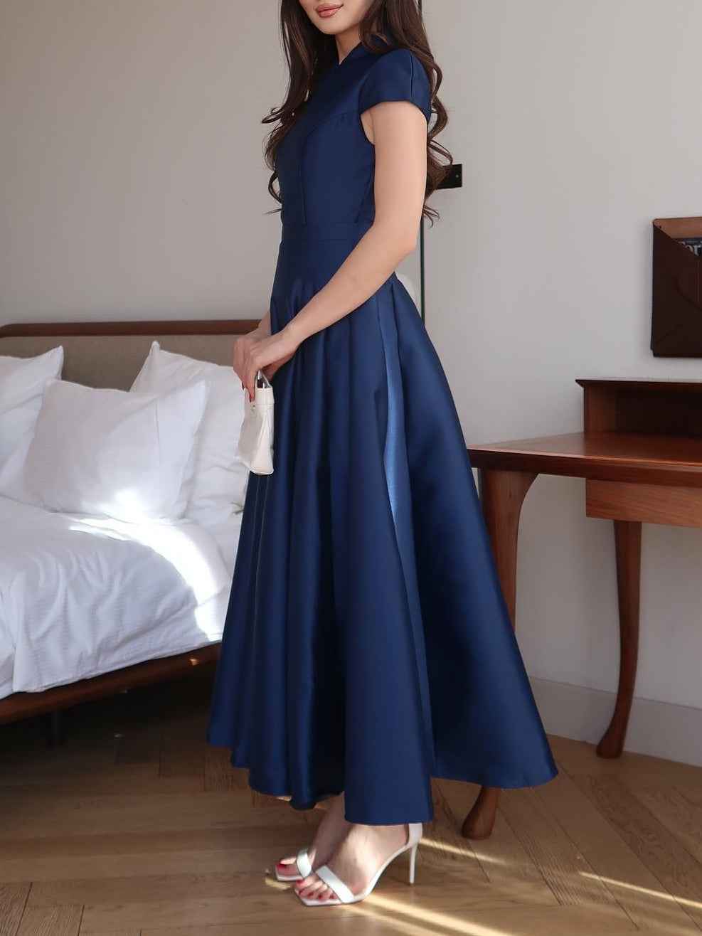Anspruchsvolles navyblaues V-Ausschnitt Abendkleid