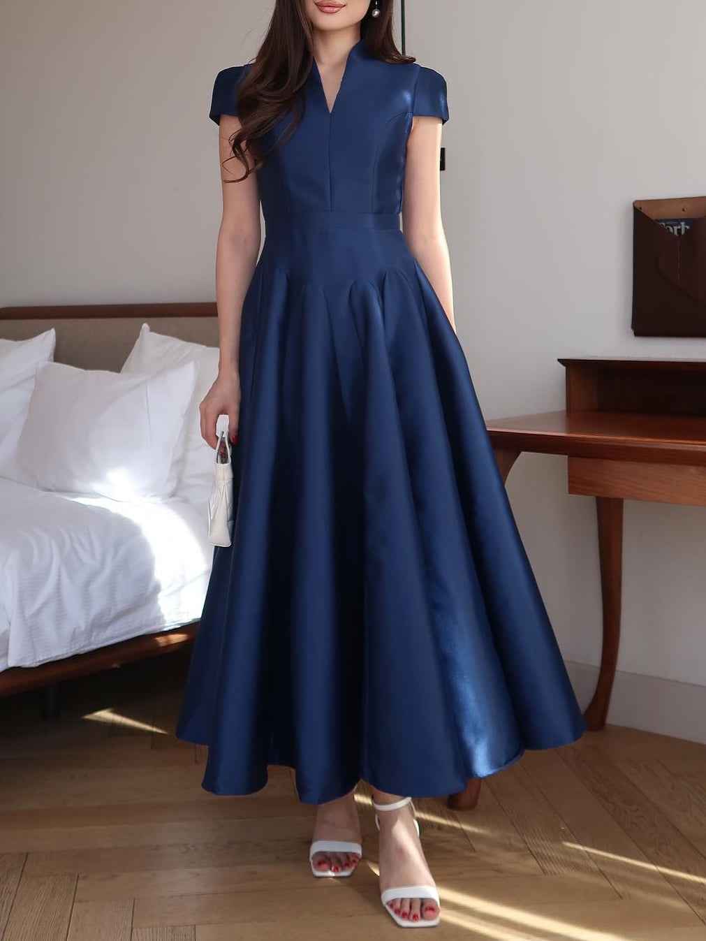 Anspruchsvolles navyblaues V-Ausschnitt Abendkleid