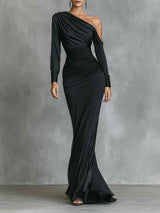 Elegant long evening dress in black satin, one-shoulder, draped and figure-hugging, mermaid cut