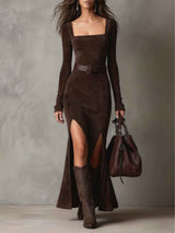 Elegante abito maxi marrone scuro in finta pelle scamosciata con scollo quadrato e cintura per ogni occasione elegante