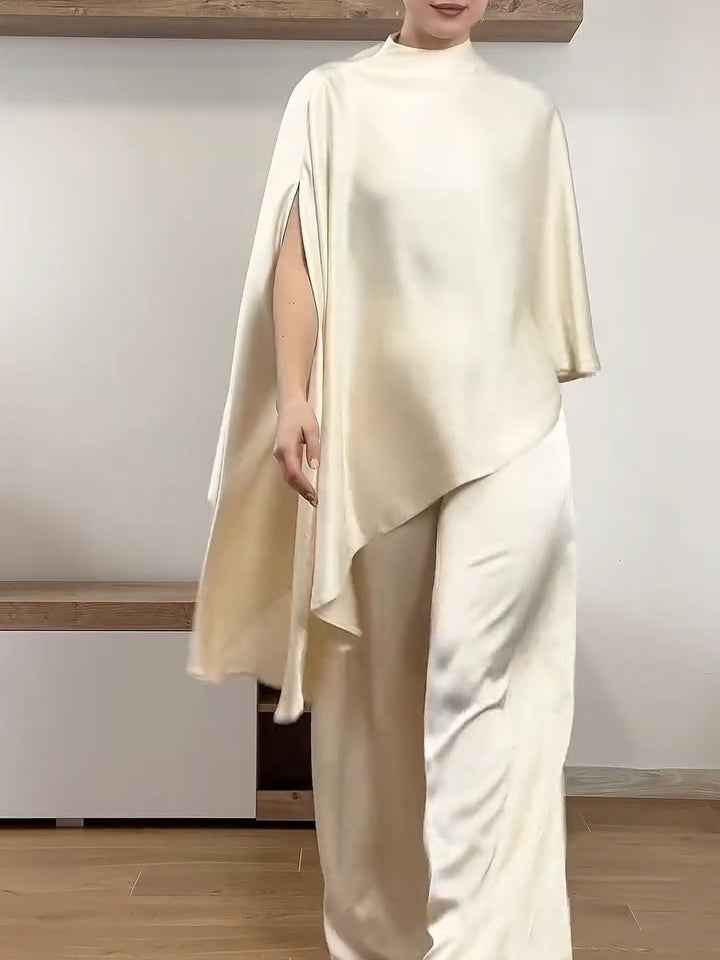 Milch-Aprikose Satin-Set: Asymmetrisches Cape-Top mit einer weitbeinigen Hose