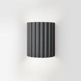 Zeitgenössische Eleganz und Künstlerische Beleuchtung für eine Einzigartige Atmosphäre