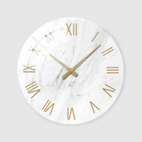 Wanduhr im Marmor-Look – Goldene Römische Ziffern und Klassische Eleganz