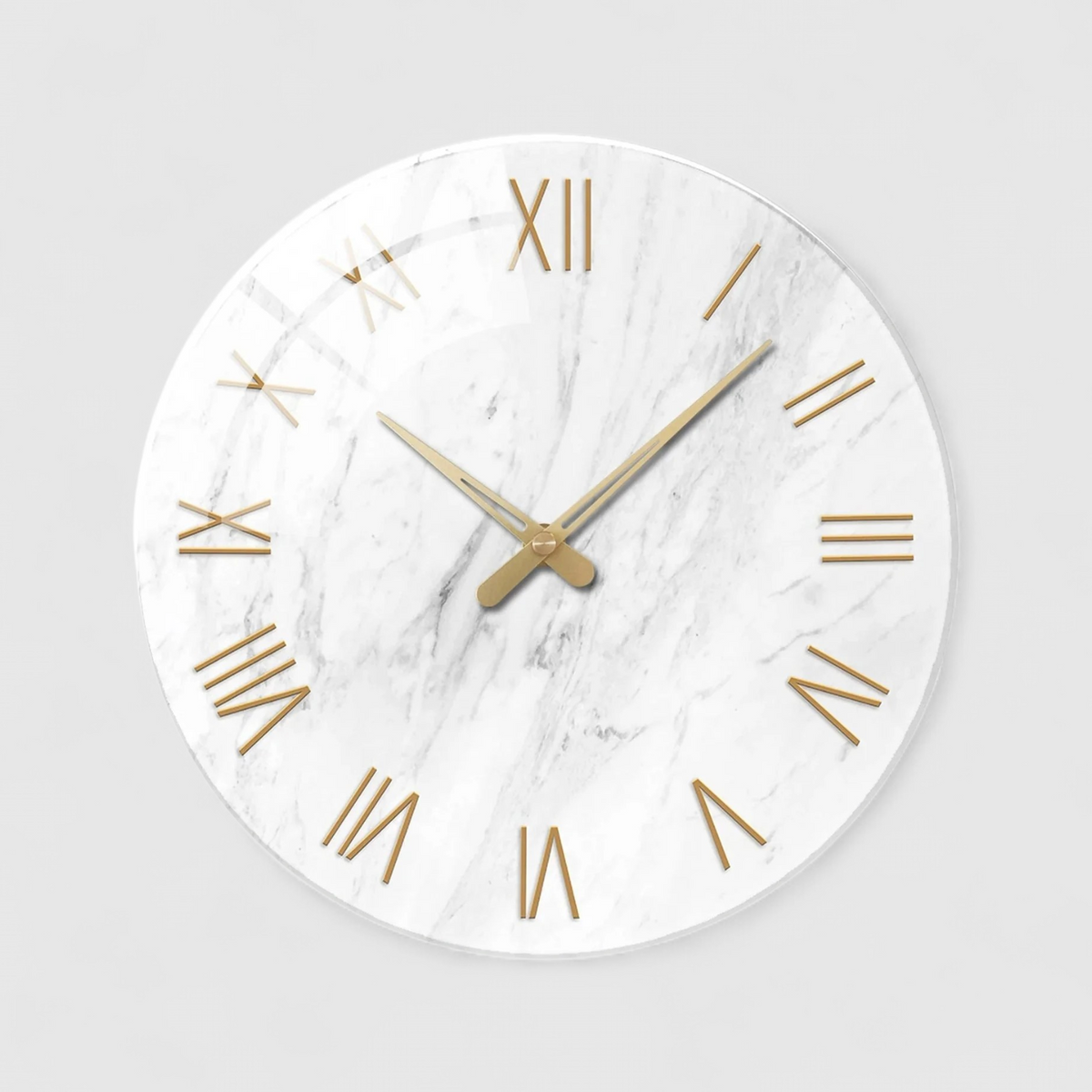 Wanduhr im Marmor-Look – Goldene Römische Ziffern und Klassische Eleganz