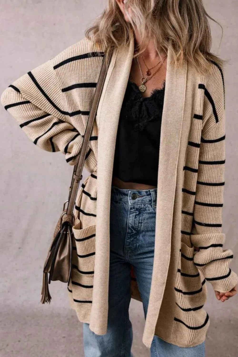 Gestreifte Strickjacke mit offenem Vorderteil und langen Ärmeln