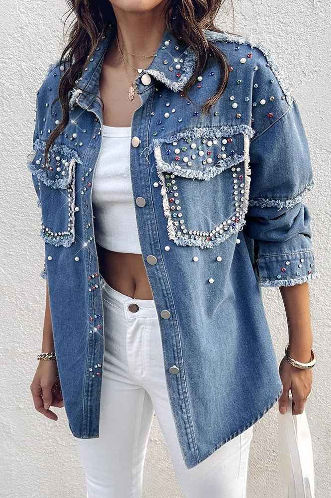 Vergleichen Sie den Stil mit dieser langen Jeansjacke mit kontrastierenden Perlen