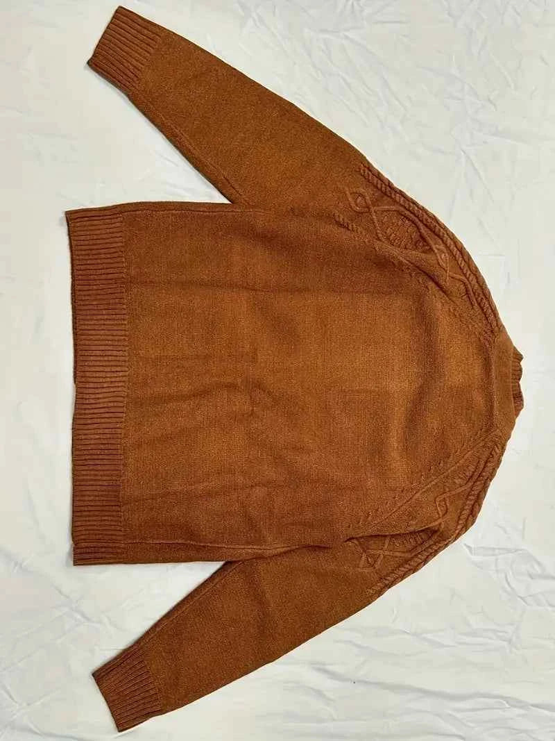 Schicker brauner Kabelstrick-Cardigan mit dekorativen Knöpfen