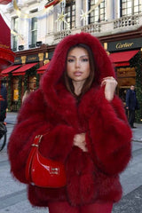 Glamouroso cappotto corto con cappuccio in pelliccia sintetica di angora rossa per un'eleganza confortevole