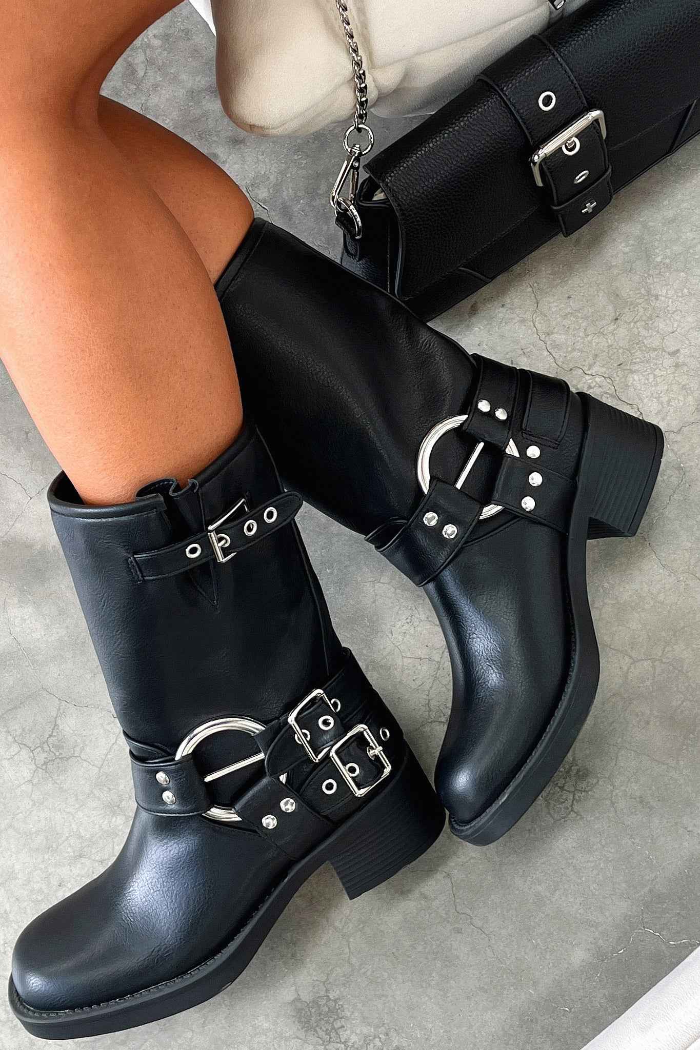 Damenturnschuhe in Schwarz mit Flachabsätzen für einen eleganten und bequemen Stil