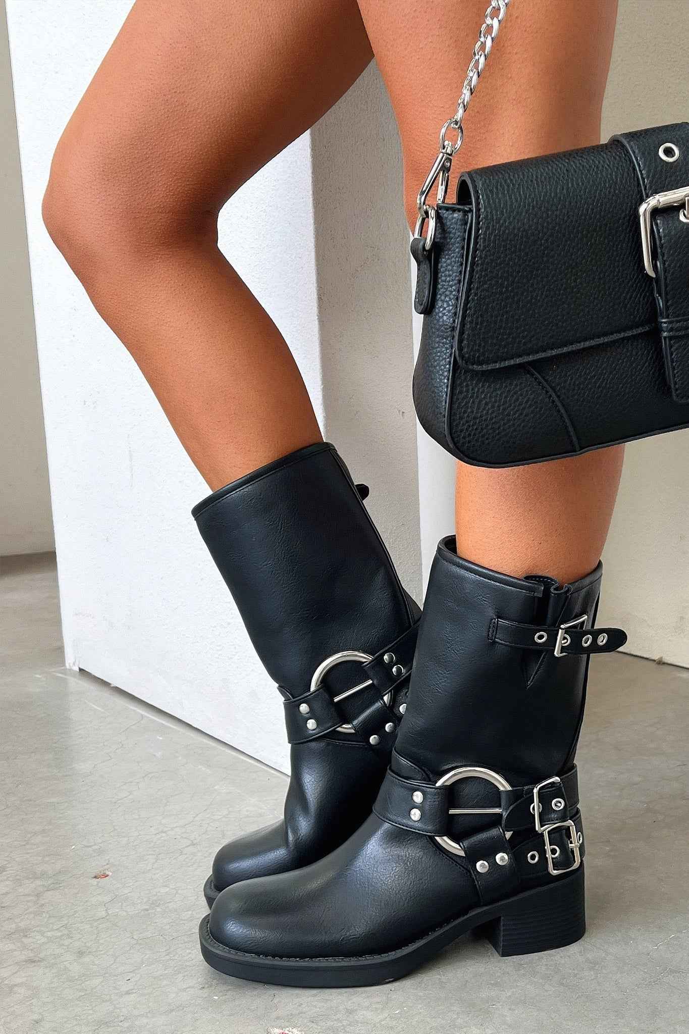 Damenturnschuhe in Schwarz mit Flachabsätzen für einen eleganten und bequemen Stil
