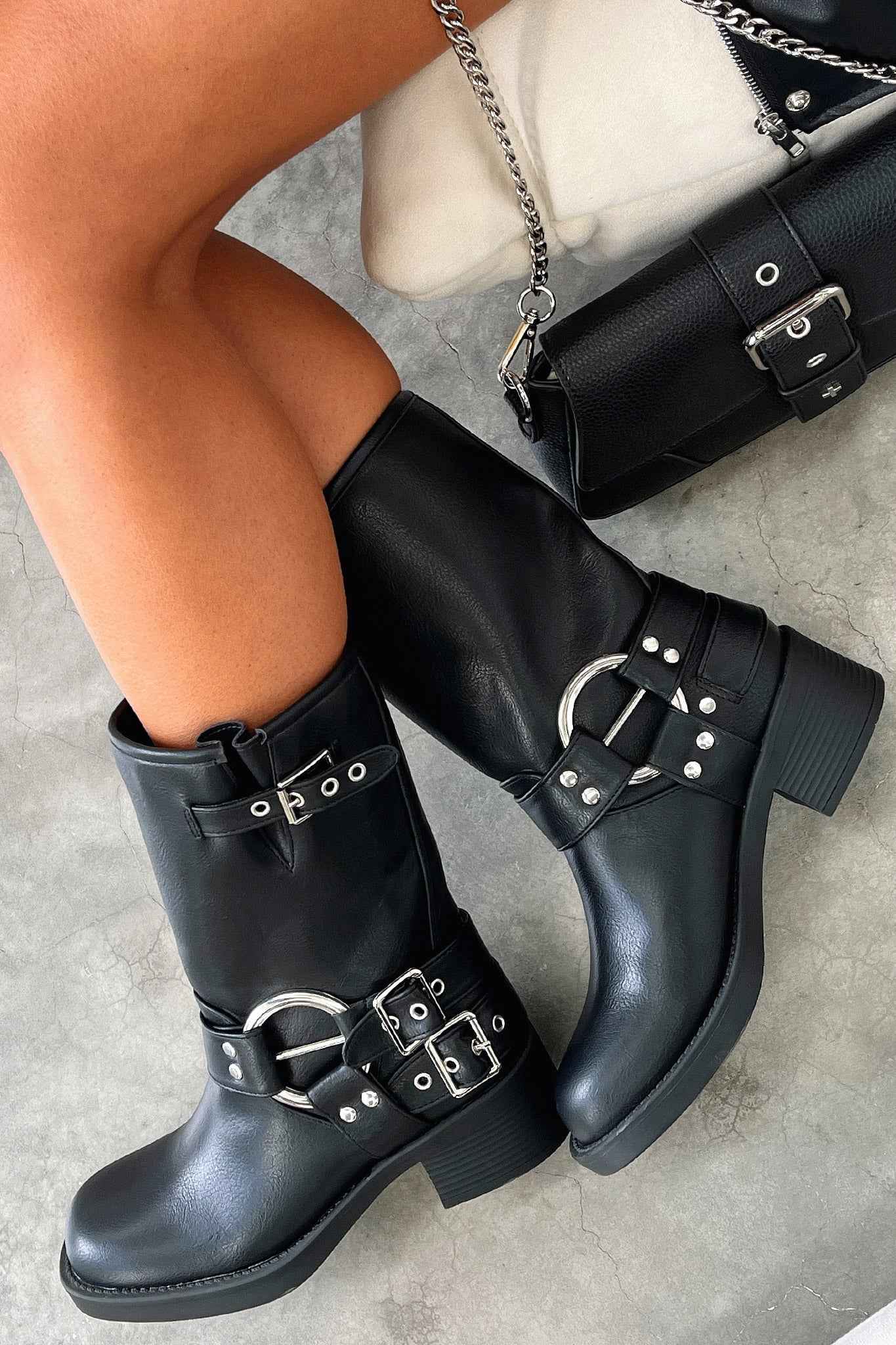 Damenturnschuhe in Schwarz mit Flachabsätzen für einen eleganten und bequemen Stil