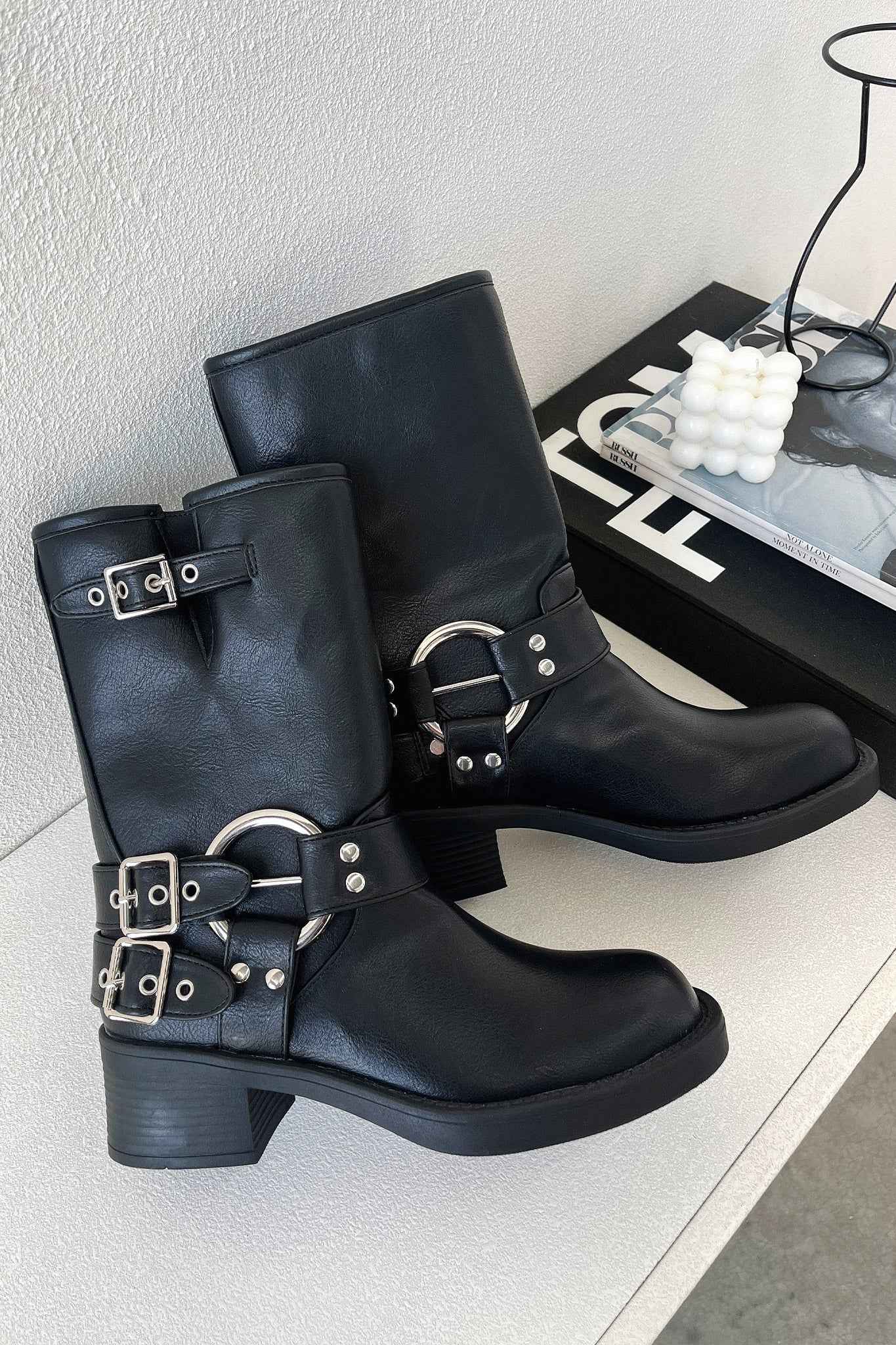 Damenturnschuhe in Schwarz mit Flachabsätzen für einen eleganten und bequemen Stil