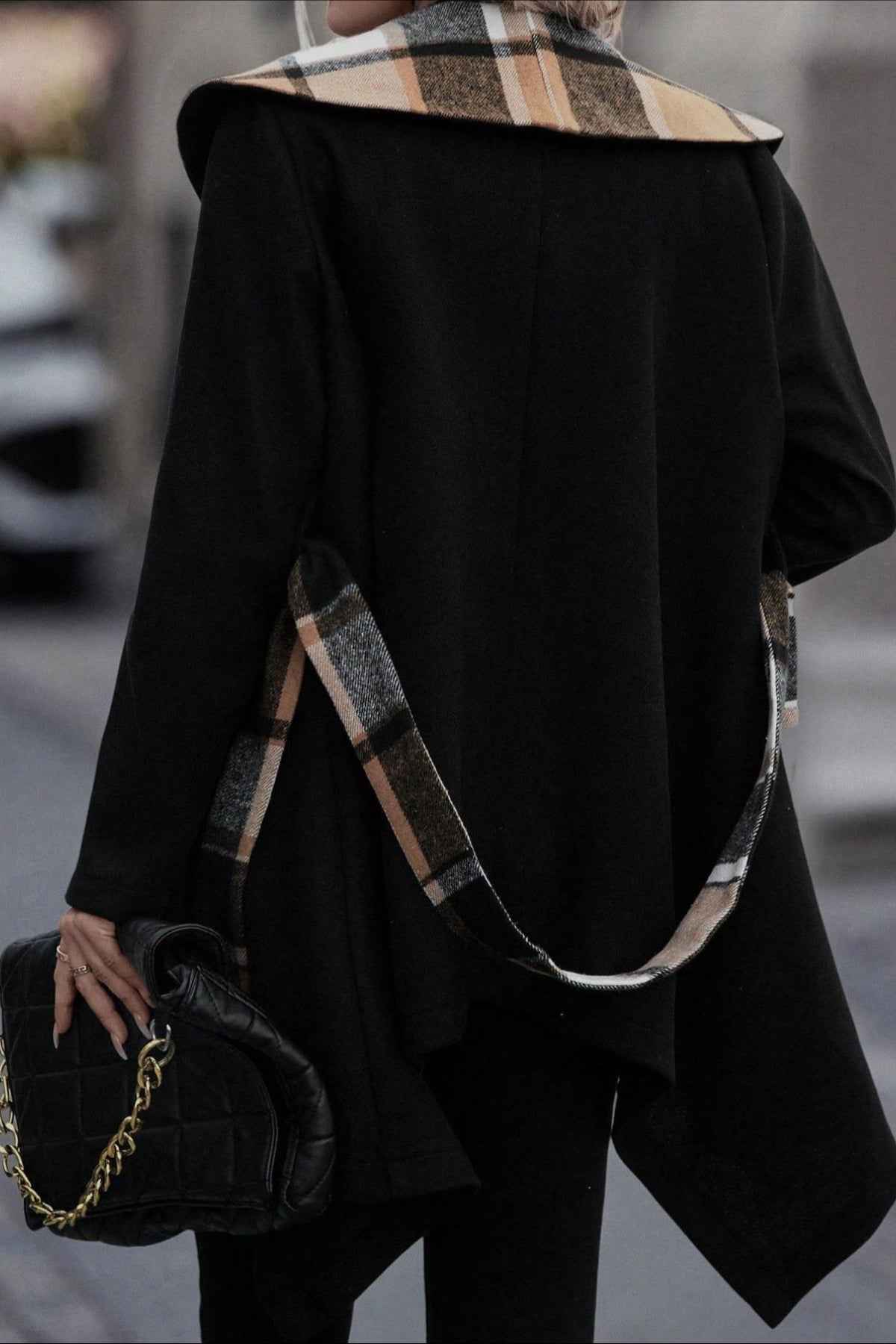 Wolljacke mit Patchwork-Quadraten und eleganter Gürtel