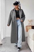 Minimalistische Wollkapuzenrobe für einen eleganten und bequemen Stil