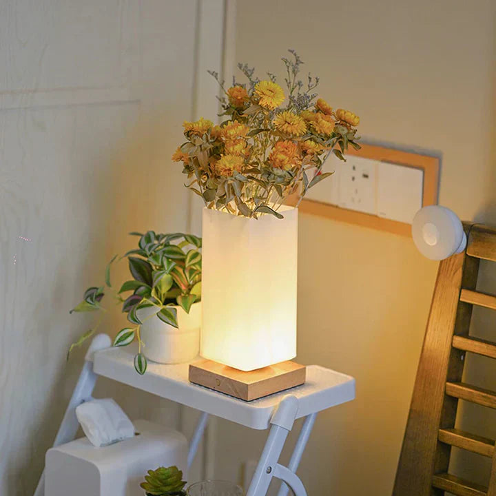Elegante Glaslampe mit stilvollem Design und warmem Ambiente-Licht