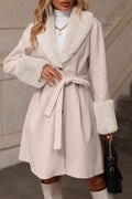 Midiknopfmantel mit Fellkragen und Gürtel für einen elegant warmen Look
