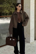 Eleganter kurzer mit Stehkragen, ungegessen, für einen minimalistischen Stil