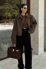 Eleganter kurzer mit Stehkragen, ungegessen, für einen minimalistischen Stil