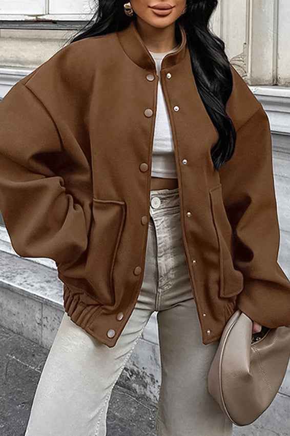 dichter brauner Wollmantel mit elastischem Saum für einen bequemen und warmen Stil