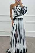 Elegante abito lungo a righe con una spalla per un look sofisticato