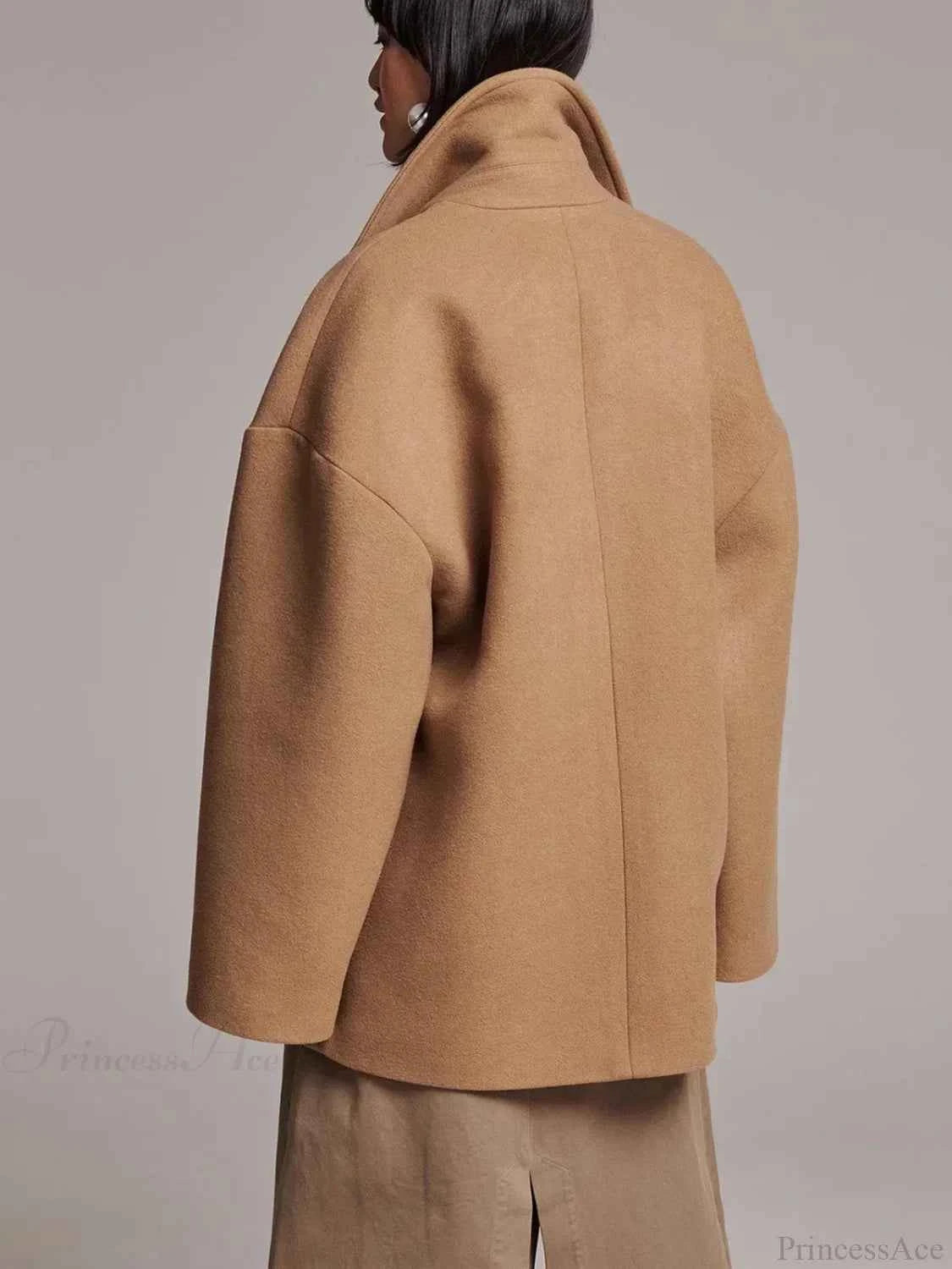 Elegante, taillierte schwarze Oberbekleidung mit einem Knopf und Reverskragen