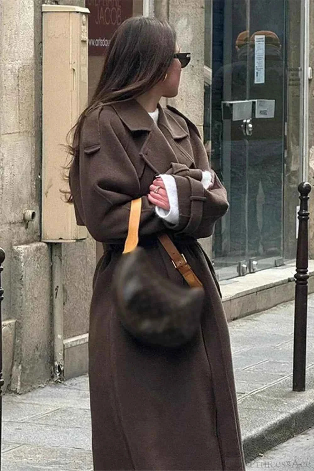 Lässige schwarze Steppjacke mit doppeltem Knopfverschluss und weitem Revers