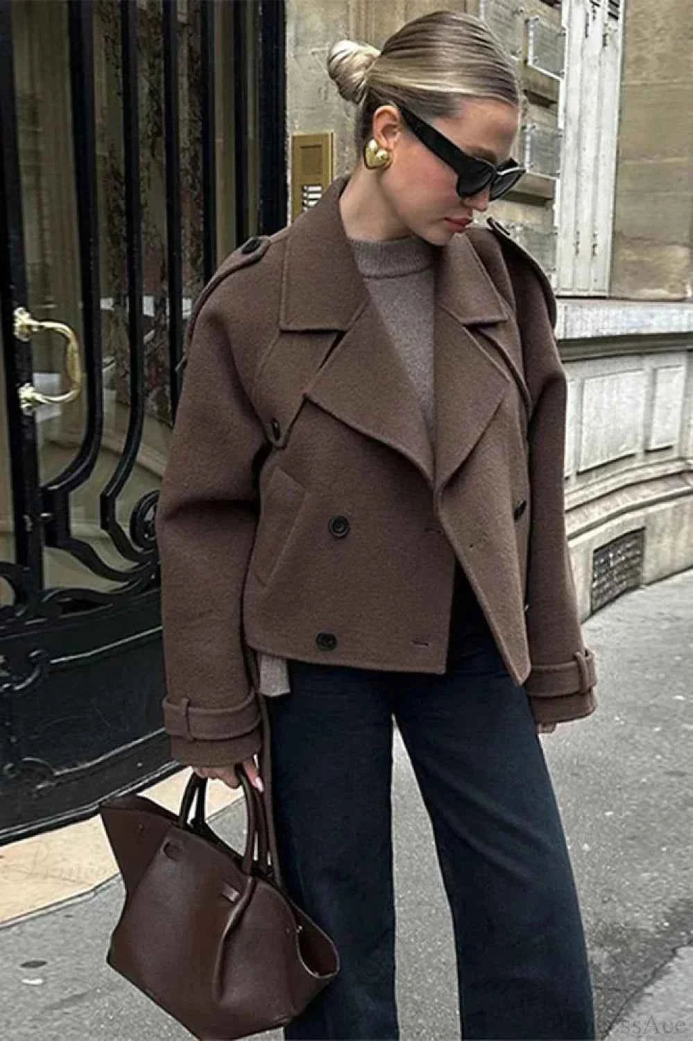 Lässige schwarze Steppjacke mit doppeltem Knopfverschluss und weitem Revers