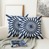 Luxus Blaues Besticktes Kissen mit Elegantem Ornamentdesign