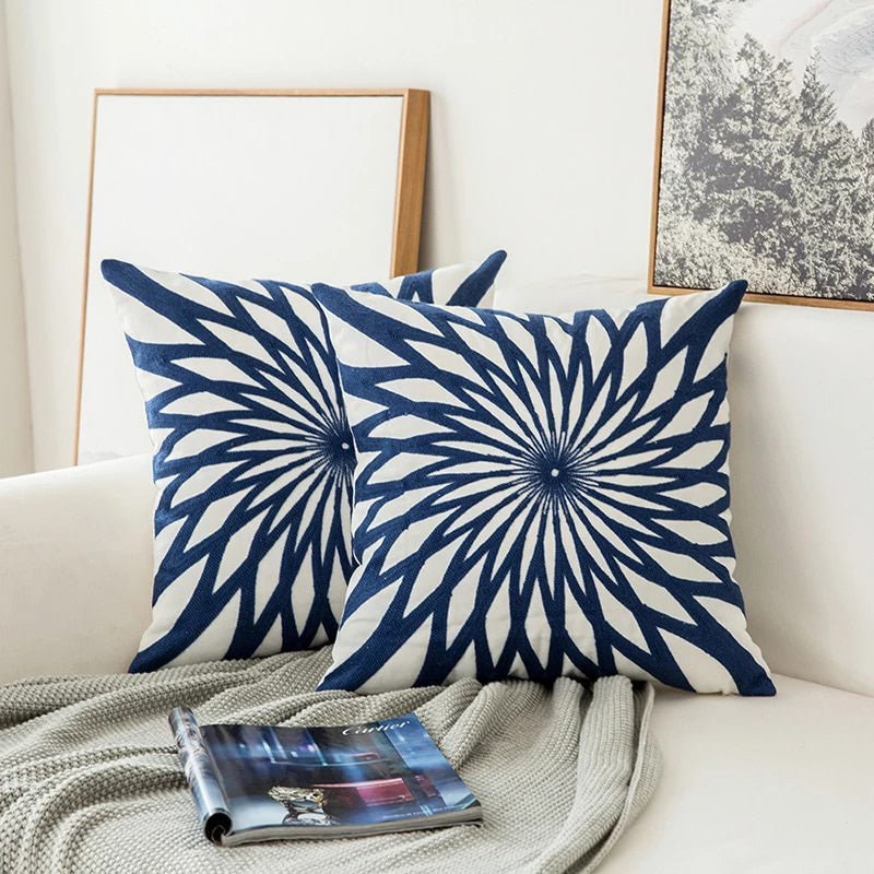 Auralithe - Luxus Blaues Besticktes Kissen mit Elegantem Ornamentdesign