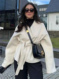 Cappotto elegante con collo a papillon, cintura e scollo a V per un look chic e raffinato