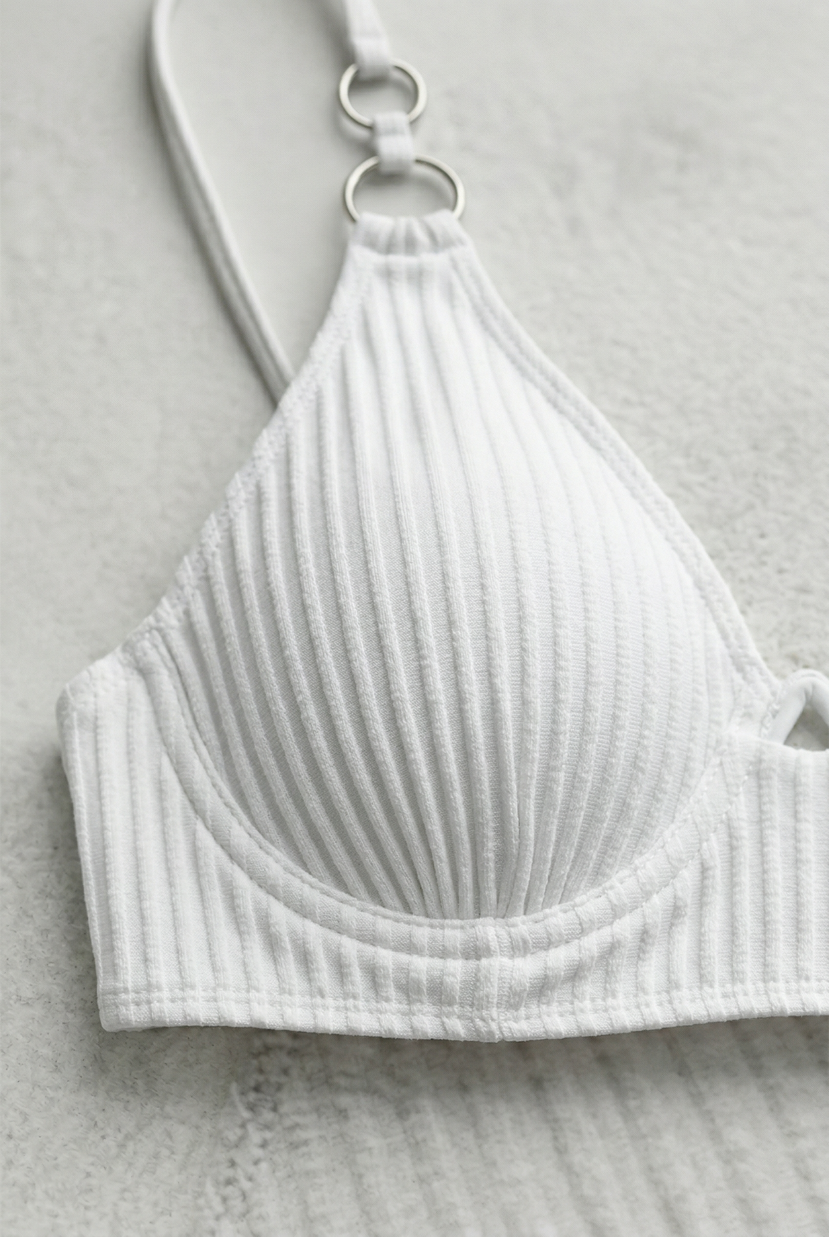 Schmeichelhaftes Bikini-Set mit hohem Bund